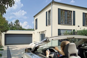 Kto už by rád vystupoval z auta v zlom počasí alebo... Kto už by rád vystupoval z auta v zlom počasí alebo uprostred noci iba na to, aby otvoril garáž. S pohonom garážovej brány Hörmann máte vždy „voľný vjazd“, pretože vašu garážovú bránu otvoríte rýchlo,...