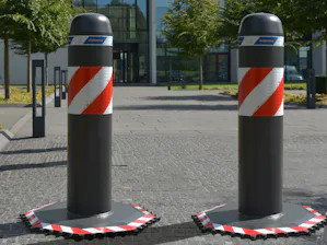 Mobilné zábrany OktaBlock zaisťujú príjazdové cesty a... Mobilné zábrany OktaBlock zaisťujú príjazdové cesty a prístupy na miesta konania podujatí. Jednou z najdôležitejších charakteristík je osemhranná základná doska so zúbkovaným okrajom. V prípade nárazu...
