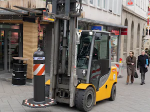 Maximálna flexibilita
Hörmann OktaBlock sa dajú rozmiestniť... Maximálna flexibilita
Hörmann OktaBlock sa dajú rozmiestniť jednotlivo, v radoch alebo šachovnicovo, aby sa rýchlo a úsporne zabezpečili malé aj veľké plochy. Umožňuje optimálnu šírku priechodu 1,20...