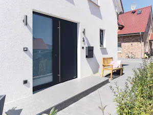 Design class: ThermoPlan Hybrid If you value an especially elegant door appearance, the ThermoPlan Hybrid door is your first choice. It impresses with a flush-fitting transition from door leaf to frame on interior and exterior....