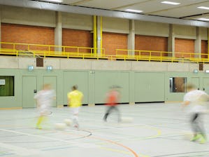 The Hörmann sports hall door complies with the accident... The Hörmann sports hall door complies with the accident prevention regulations "Schools" of the German statutory accident insurance GUV‑V S 1. The door leaf is bounce-resistant in accordance with DIN...