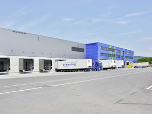 Loading houses are placed in front of the building. This... Loading houses are placed in front of the building. This means that the entire building space can be used, right up to the exterior walls. Hörmann loading houses are always a good choice if buildings...