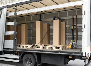 Simple logistics Thanks to a ring eyelet that screws into the bollard head, the OktaBlock can be easily positioned by crane or forklift and set up and taken down without any specialized technical knowledge. Hörmann...