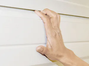 Seguridad Nuestras juntas de sección resistentes a pellizcos FingerGuard™ de diseño exclusivo evitan que los dedos queden atrapados entre las secciones de la puerta. Esto respalda la seguridad y reduce el...