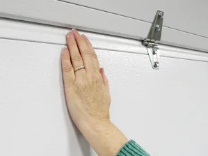 Seguridad Nuestras juntas de sección resistentes a pellizcos FingerGuard™ de diseño exclusivo evitan que los dedos queden atrapados entre las secciones de la puerta. Esto respalda la seguridad y reduce el...