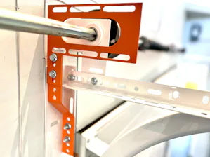 Support de montage Ces supports de montage sur rail innovants nécessitent un espace latéral minimal. Cela permet à l'opérateur de flotter librement, éliminant ainsi les installations encombrantes ou les besoins en...