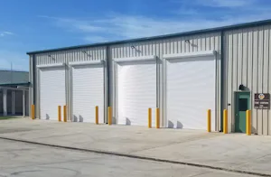 Persianas enrollables cerradas La solución contra huracanes de doble puerta combina nuestro Speed-Guardian™ 5000 con una puerta tipo persiana sólida en tándem con clasificación para huracanes que cumple con la clasificación para...