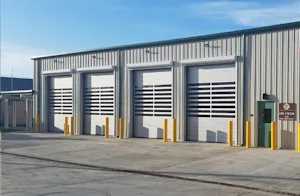 Persianas enrollables abiertas La solución contra huracanes de doble puerta combina nuestro Speed-Guardian™ 5000 con una puerta tipo persiana sólida en tándem con clasificación para huracanes que cumple con la clasificación para...