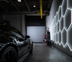 Serie Steel Ranger™ 9000 Piense en esta serie como la alternativa perfecta a las anticuadas puertas enrollables de acero. Tanto el modelo de alta velocidad como el de baja velocidad no tienen resortes y son de transmisión...