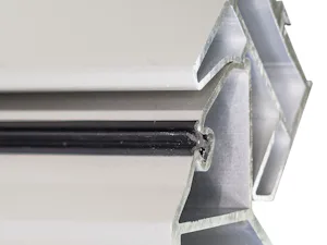 Joints entre sections et vitrages