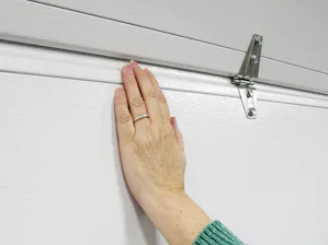 FingerGuard™ Pinch Resistant The FingerGuard™ section joints and hinges provide an air-tight seal and prevent finger injuries both inside and outside.