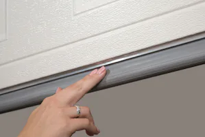 Dispositif de retenue du joint inférieur en aluminium Notre dispositif de retenue de joint inférieur en aluminium résistant à la corrosion ne rouille jamais et est plus durable que les dispositifs de retenue en plastique cassants.