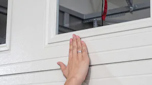 Fenêtres supérieures et sûres Les cadres d'insertion de fenêtre sont encastrés dans la surface du panneau pour un aspect épuré.