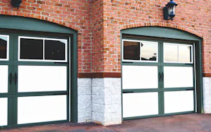 Si está buscando la puerta de garaje ideal que combine la... Si está buscando la puerta de garaje ideal que combine la estética tradicional con una construcción moderna, ha venido al lugar correcto. Desde modelos que combinan el aspecto clásico de la madera...